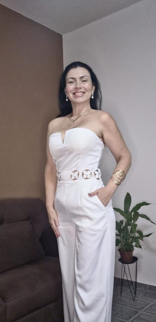 Kelly Cristina em traje formal